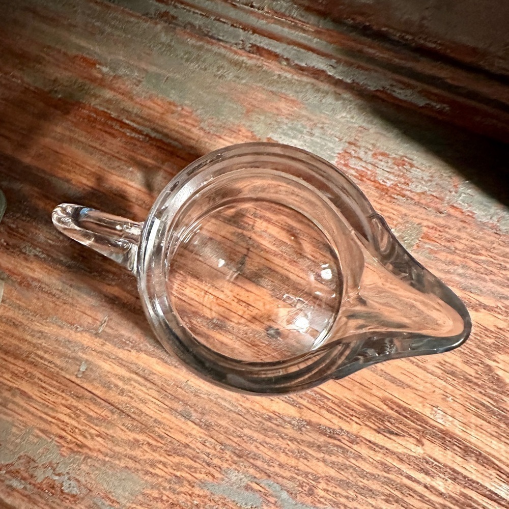 VINTAGE, ETCHED, HEAVY GLASS SYRUP PITCHER WITH LID. IN GOOD CONDITION. - Picture 6 of 8